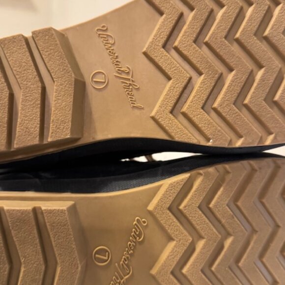 Women's snow boots size 7 - Picture 3 of 5